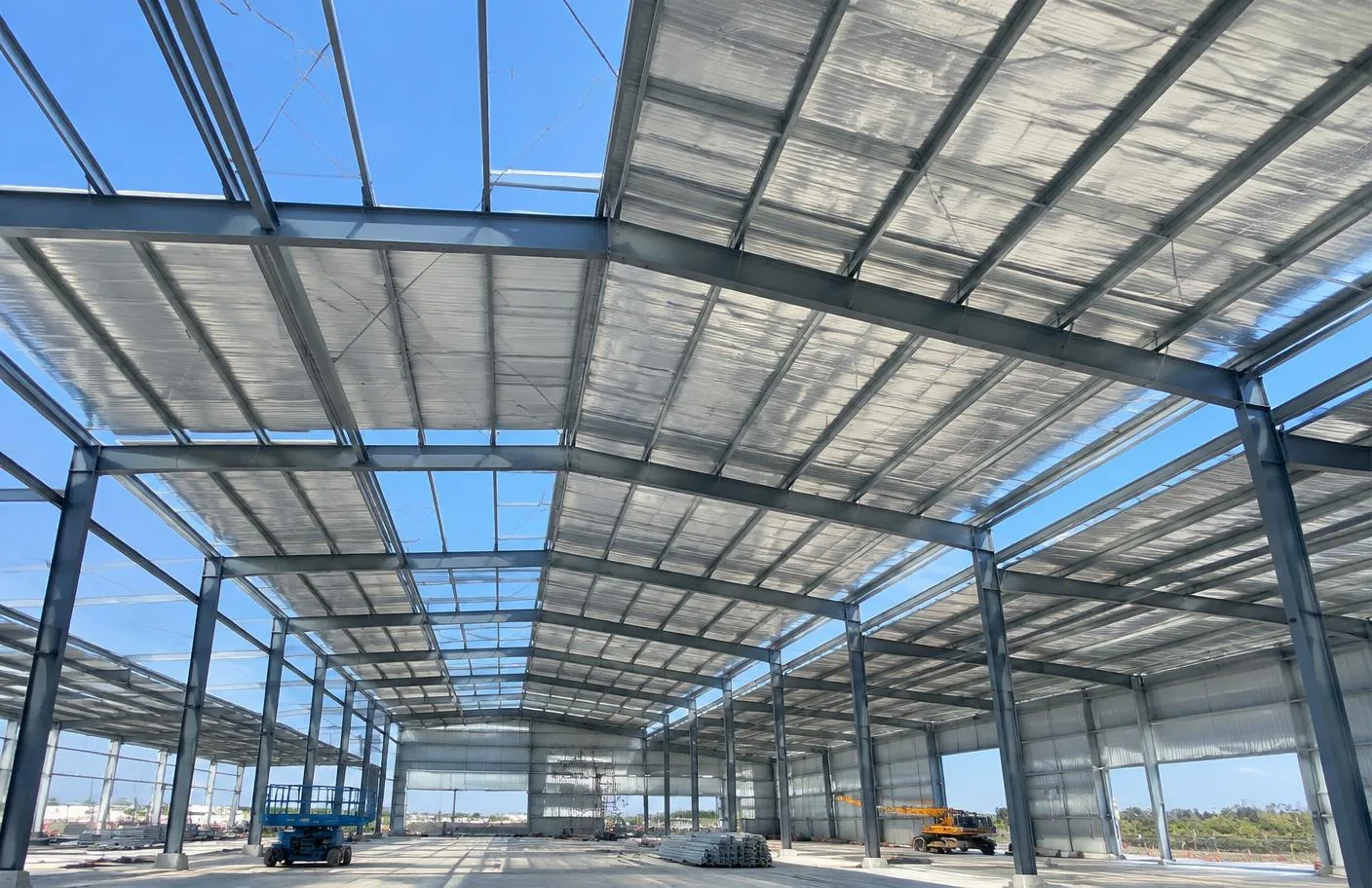 Cobertura metálica instalada sobre estructura de acero en un proyecto industrial